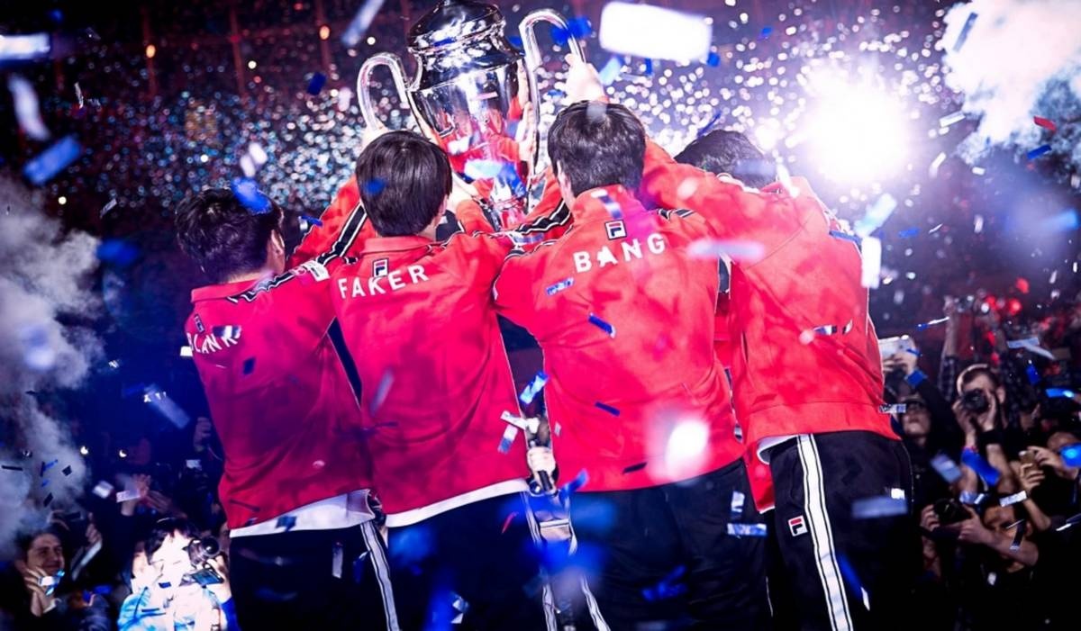 Fan Trung Quoc chia re voi binh chon tuyen thu LMHT gioi nhat hinh anh