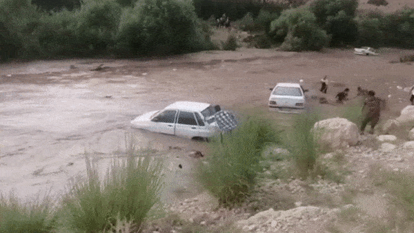 Lu quet cuon troi hang chuc oto o Iran hinh anh