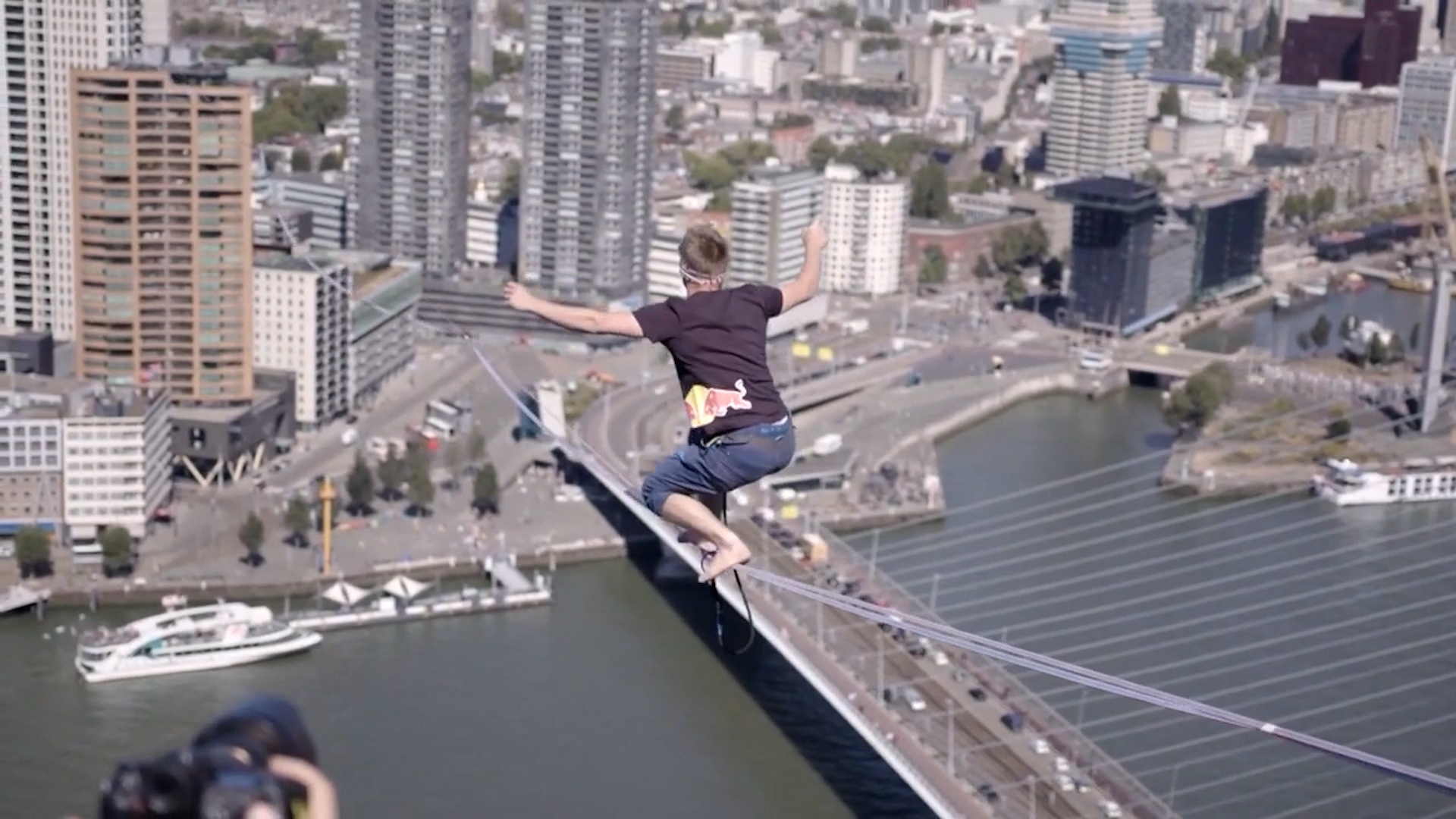 Di tren day giua hai toa nha hinh anh