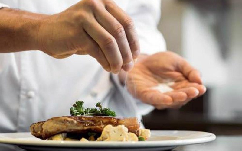 Them qua nhieu muoi vao thuc an lam giam 2 nam tuoi tho hinh anh