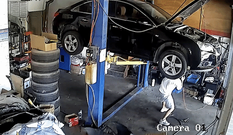 Oto roi tu cau nang, tho sua xe suyt bi de trung hinh anh