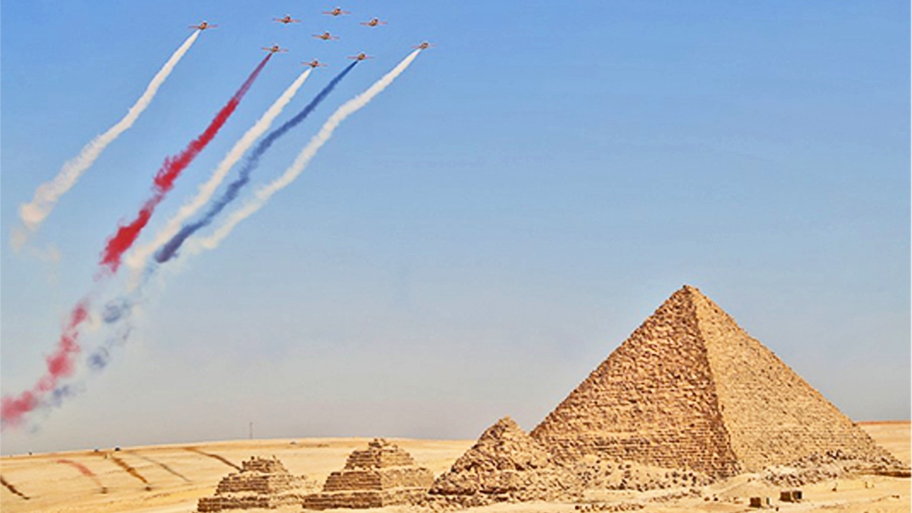 Trinh dien may bay tren kim tu thap Giza hinh anh