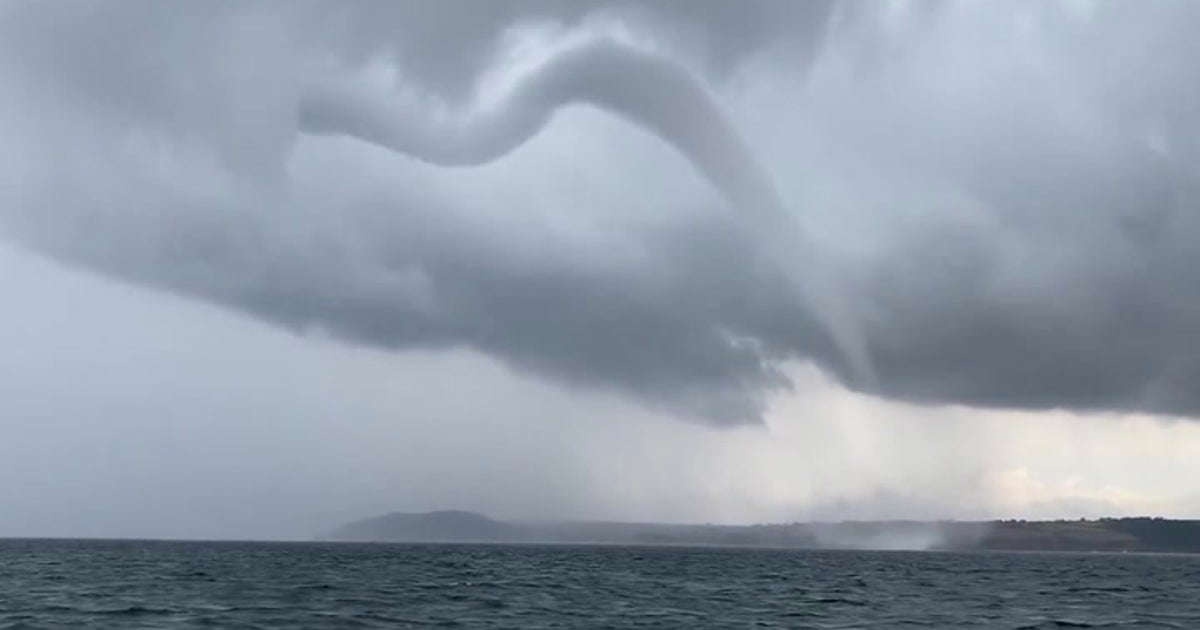 Cot nuoc xoay khong lo xuat hien tren bien o Anh hinh anh