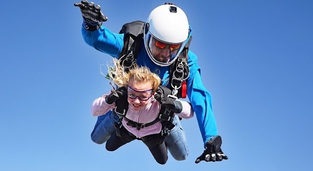 Co be 6 tuoi nhay du tu do cao 3,5 km hinh anh