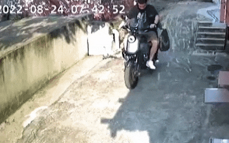 Xe dien bat ngo phat no khien hai thanh nien bo chay hinh anh