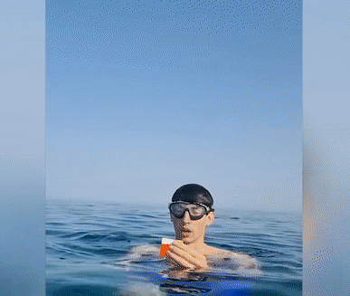 Giai khoi rubik trong 15 giay o duoi nuoc hinh anh