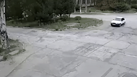 Oto suyt gap nan vi vo dan phao phat no tren duong hinh anh