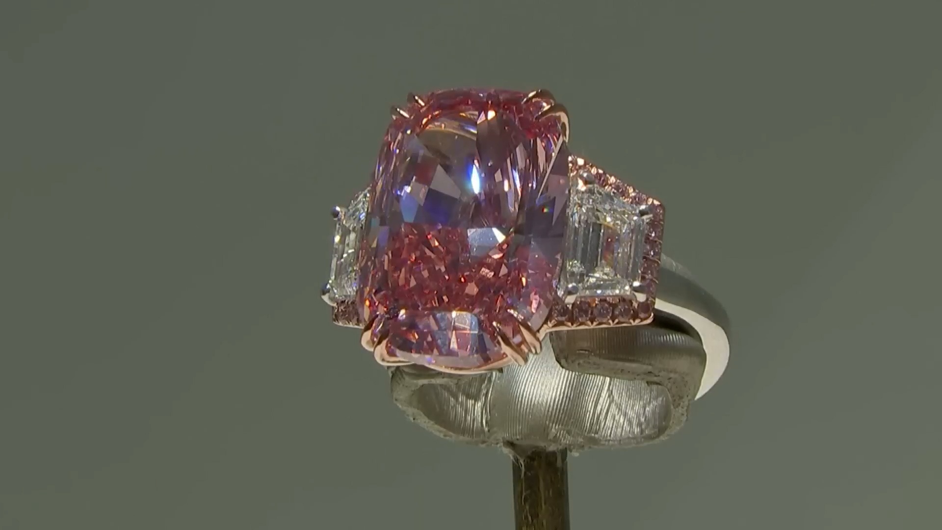 Vien kim cuong hong hiem co gia hon 21 trieu USD hinh anh