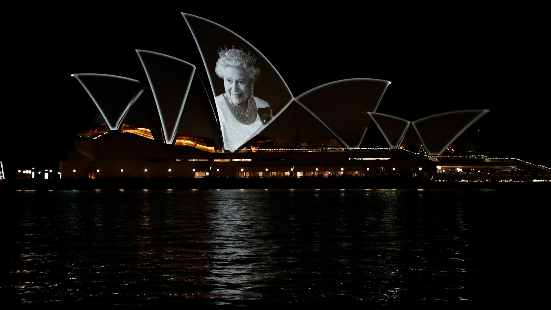 Nha hat Opera Sydney thap sang chan dung Nu hoang Elizabeth II hinh anh