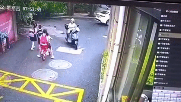 Canh cay roi xuong duong dam thung cop xe tay ga hinh anh