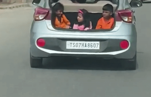 Tre nho ngoi choi trong cop chiec oto dang chay hinh anh