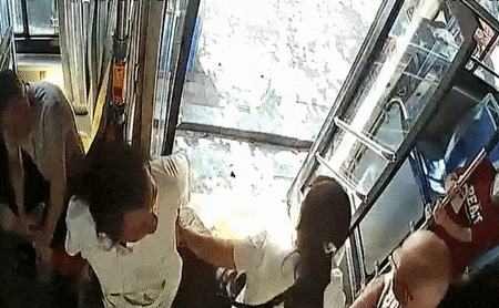 Dung chan dap phu nu khoi xe buyt o Trung Quoc hinh anh