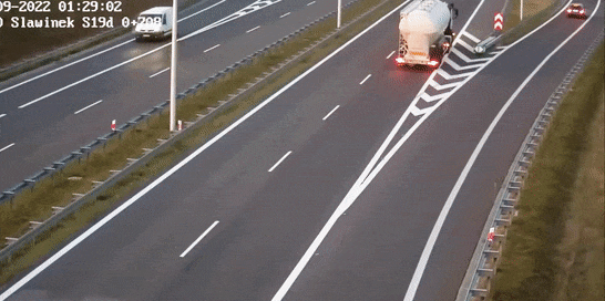 Dung xe giua cao toc, xe bon gay tai nan lien hoan hinh anh