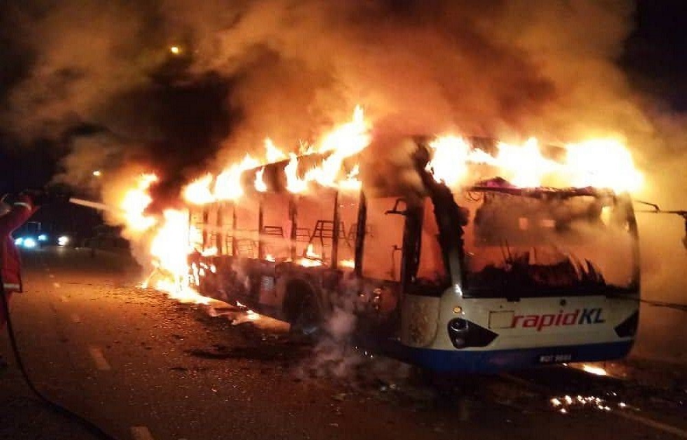 Dong co bat ngo boc chay, thieu rui xe buyt o Thai Lan hinh anh