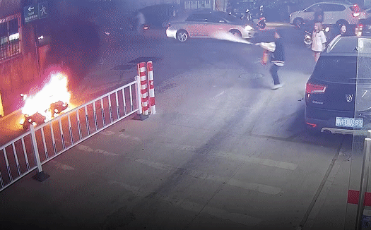 Nu sinh binh tinh muon binh cuu hoa, dap tat dam chay o Trung Quoc hinh anh