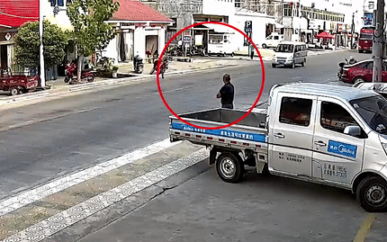 Tai xe danh lai kip thoi tranh cau be bang qua duong hinh anh