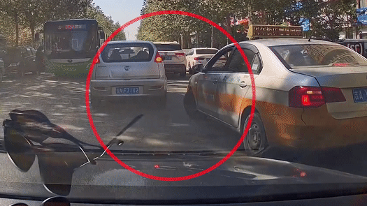 Nhin thay nguoi vut rac ra duong, co gai nhat len, nem tra hinh anh