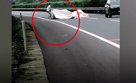 Tai xe lieu mang keo tam bien quang cao giua cao toc hinh anh