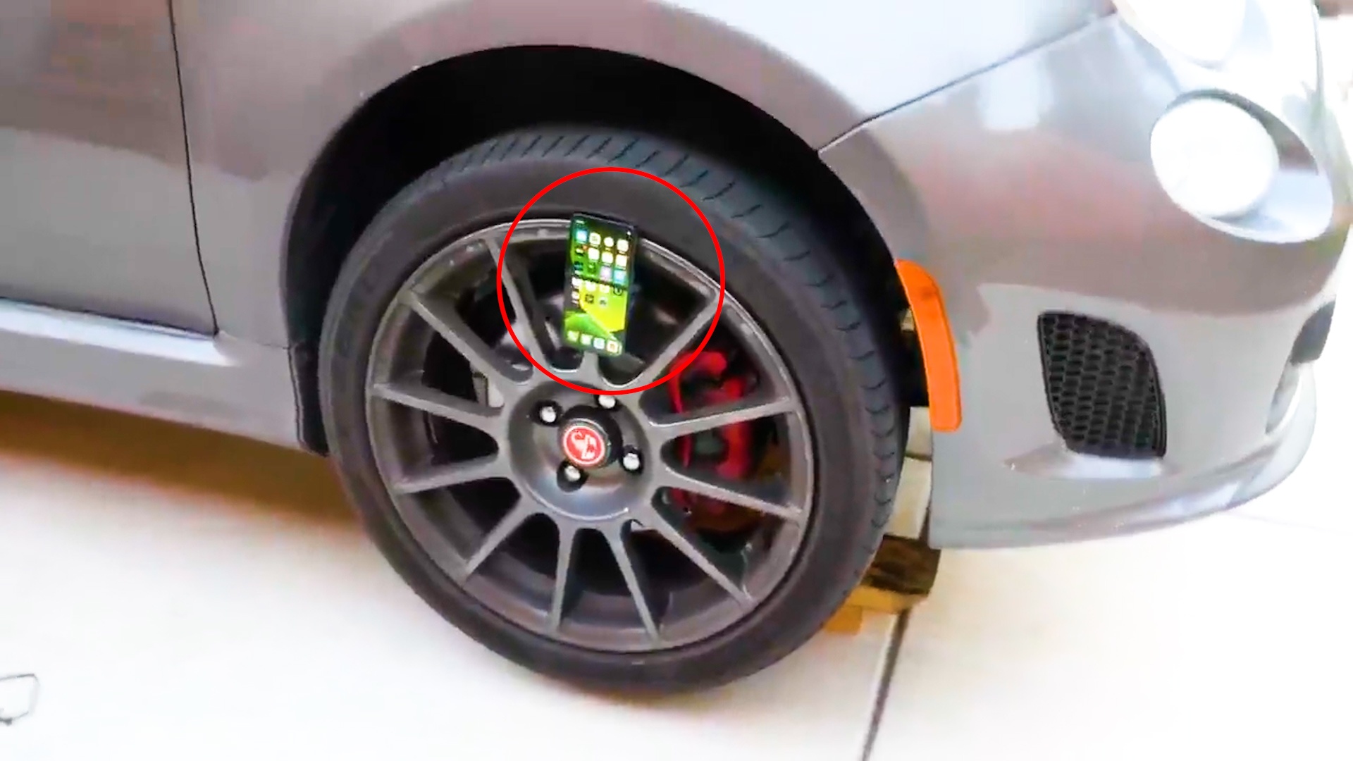 Nem vang iPhone o toc do 160km/h de thu do ben hinh anh