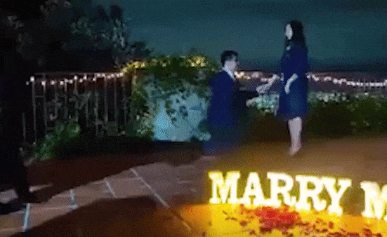 Gau den bat ngo xuat hien giua man cau hon hinh anh