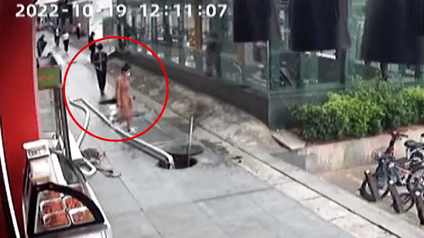 Mai dung dien thoai, chang trai Trung Quoc roi xuong ho hinh anh