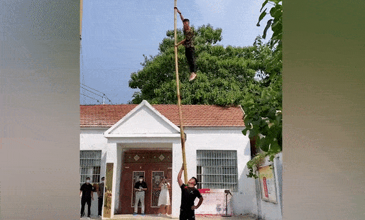 Chang trai mua cot tren thanh tre cao 6 m hinh anh