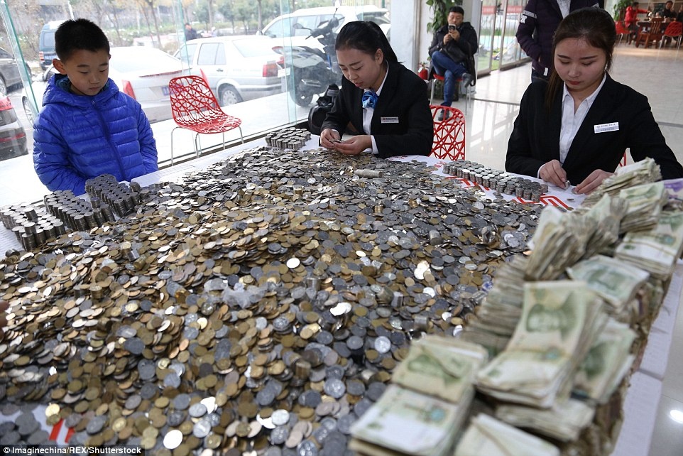 Chang trai Trung Quoc mang 5 tui tien xu di mua oto hinh anh