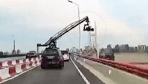 Can cau quay phim dam vao cot den o Trung Quoc hinh anh