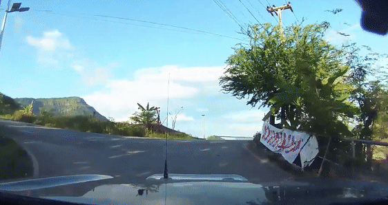 Oto mat kiem soat bay qua duong o Thai Lan hinh anh