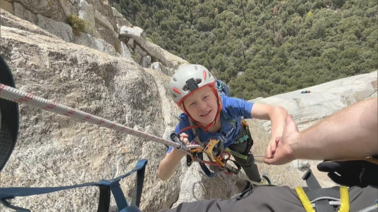 Be 8 tuoi chinh phuc vach da cao gan 1.000 m hinh anh