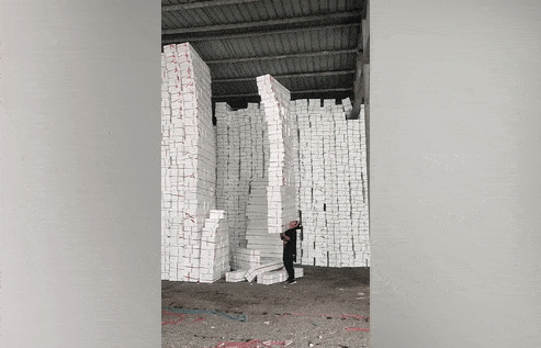 Nu cong nhan khieng 16 hop xop cung luc hinh anh