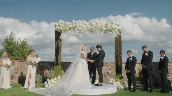 Cong hoa do sup khi cap doi dang lam le cuoi hinh anh