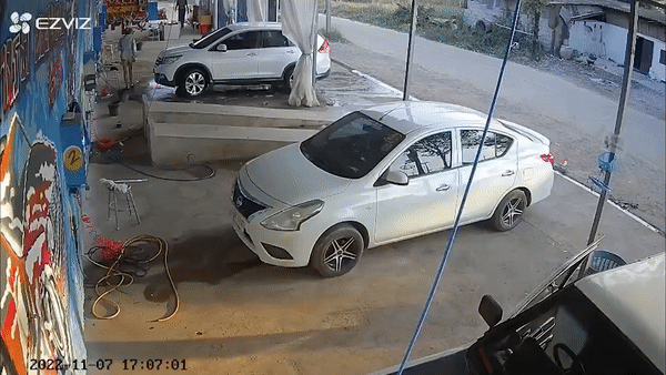 Oto dam xuyen tuong tiem rua xe o Thai Lan hinh anh