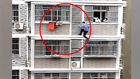 Cuu be gai treo lo lung tren tang 3 o Trung Quoc hinh anh