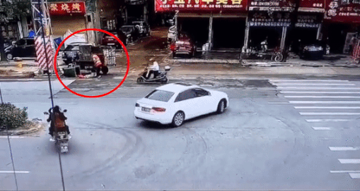 Hai oto va cham, nguoi phu nu Trung Quoc thoat chet trong gang tac hinh anh