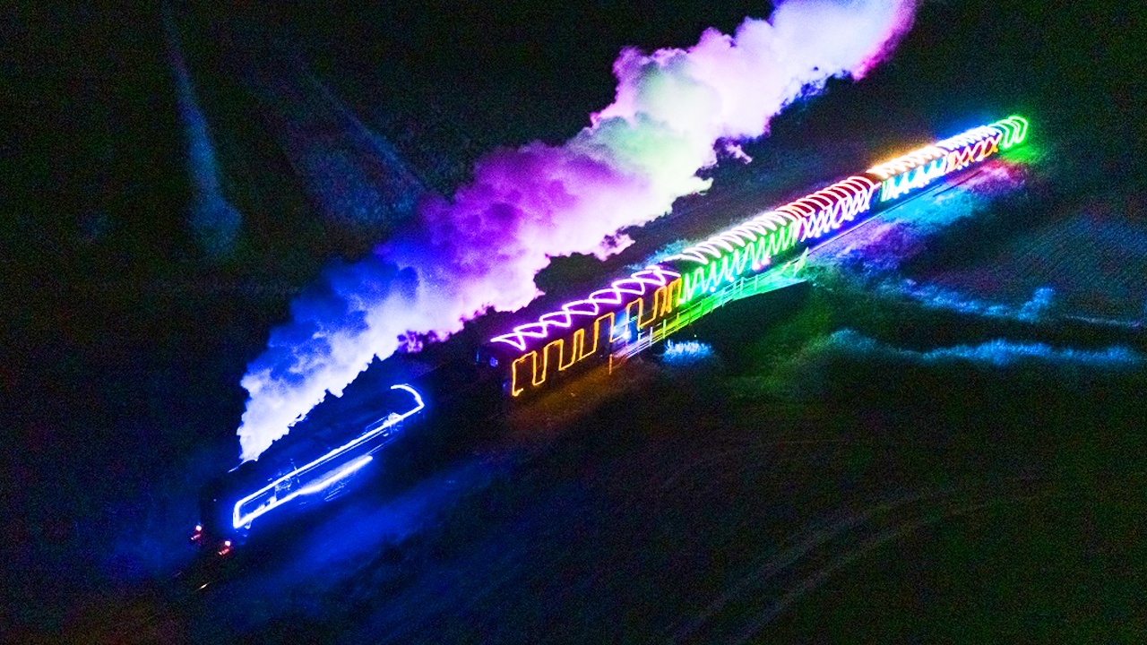 Doan tau anh sang chay bang hoi nuoc o Anh hinh anh