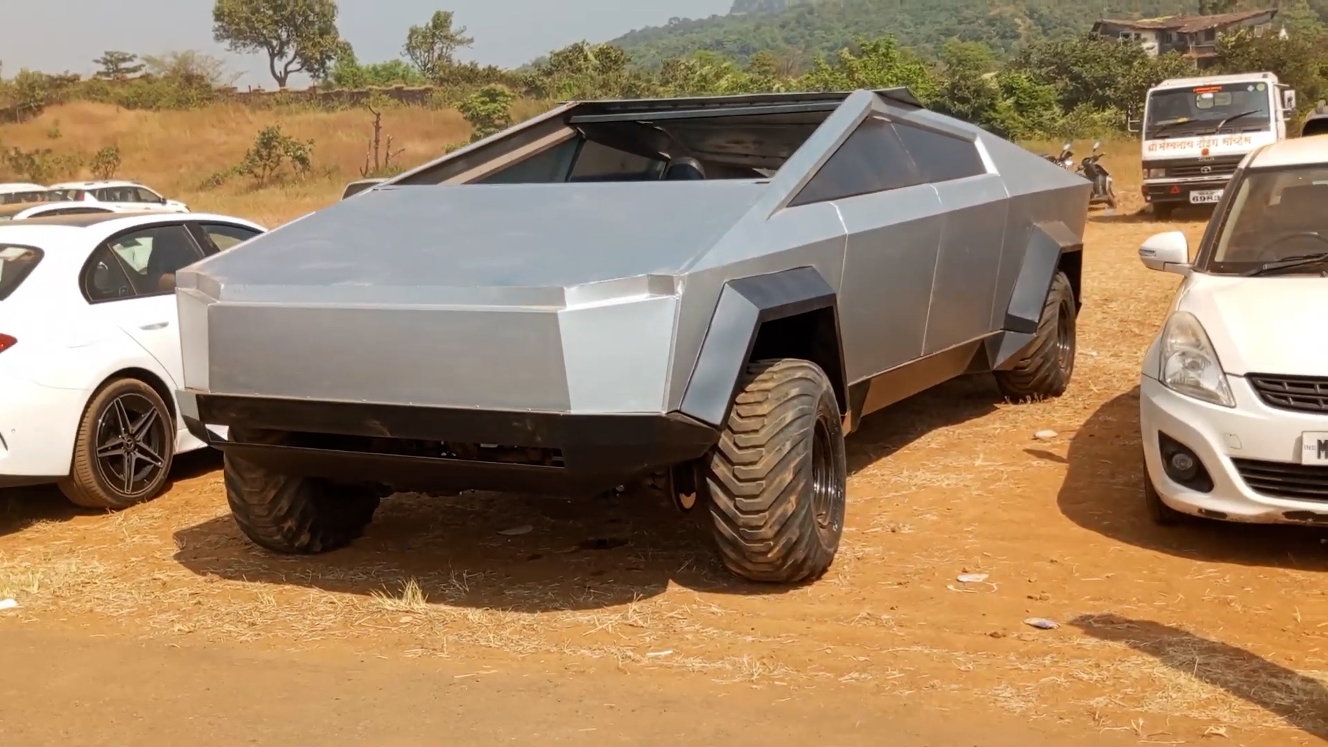 Ban sao Tesla Cybertruck chuan nhat the gioi hinh anh