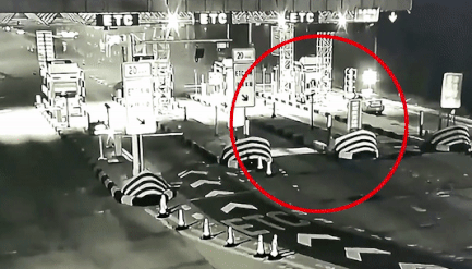 Oto vang len khong sau va cham manh voi tram thu phi hinh anh