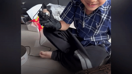 Be 7 tuoi tu tay xam hinh cho bo hinh anh