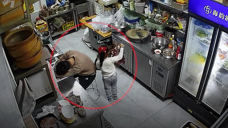 Hanh dong cua be gai khien nguoi cha bat khoc hinh anh