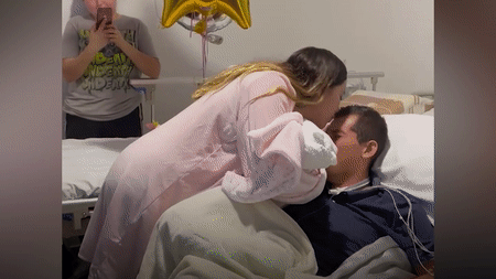 Nguoi cha khoc nuc no khi lan dau thay con hinh anh