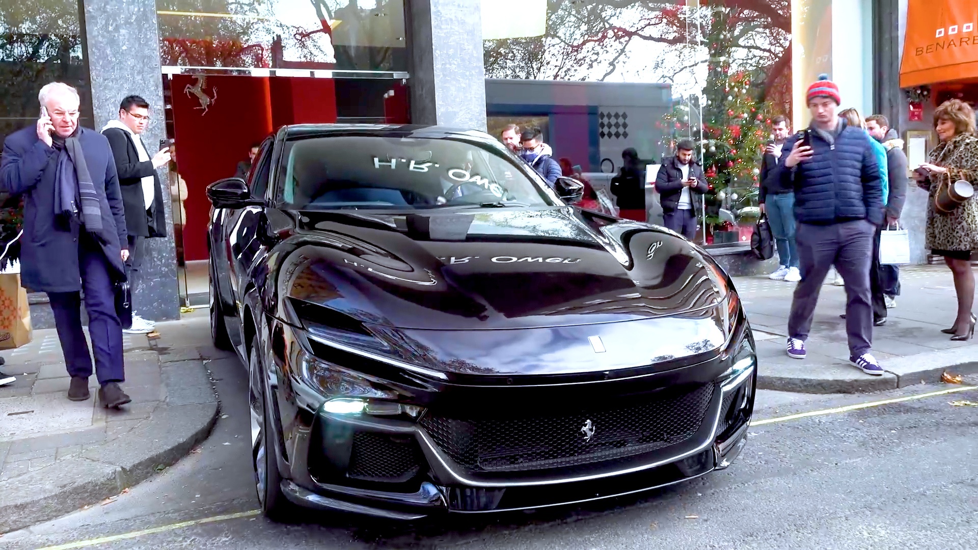 Sieu xe Ferrari Purosangue lan dau xuat hien tren pho hinh anh