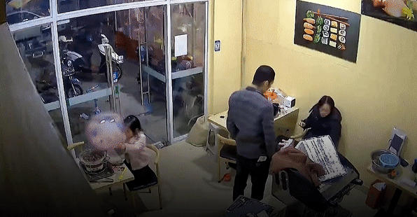 Dat bong bay vao lo nuong, be gai Trung Quoc suyt bi bong nang hinh anh