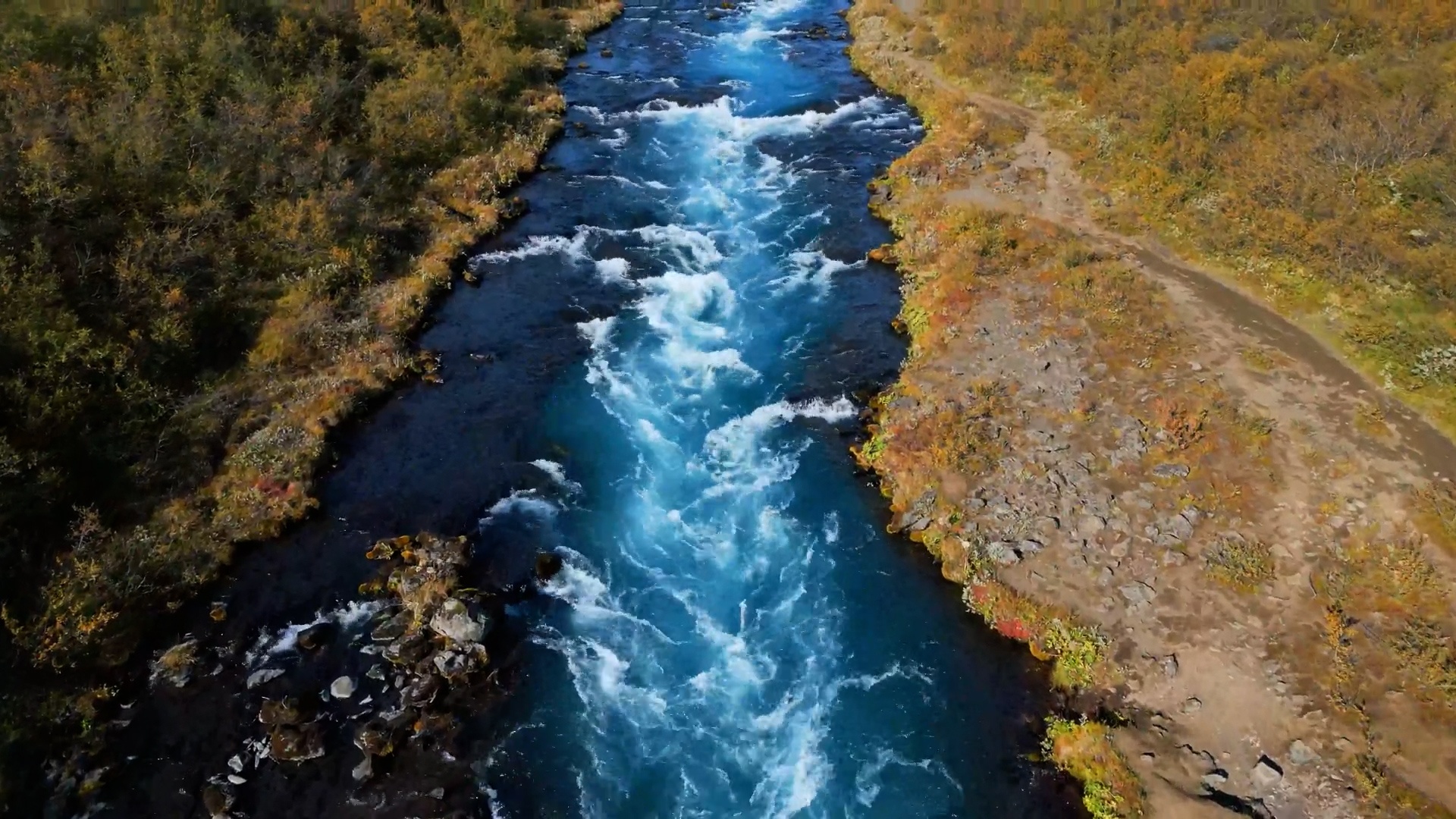 'Thac nuoc' xuat hien giua dong song o Iceland hinh anh