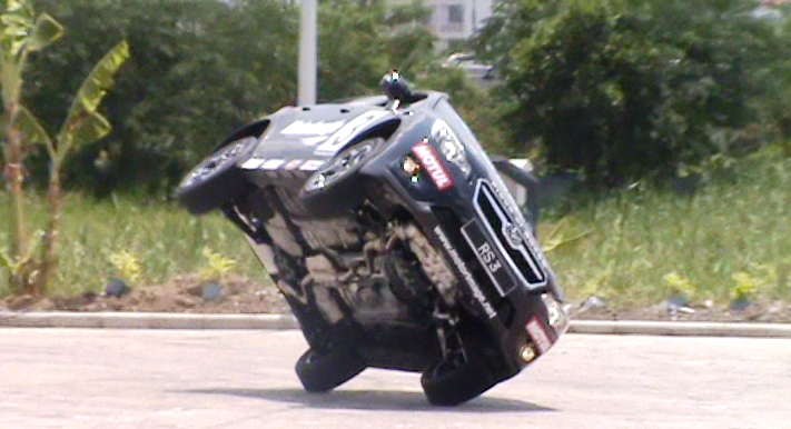 Trinh dien drift va di o to bang 2 banh o Sai Gon hinh anh