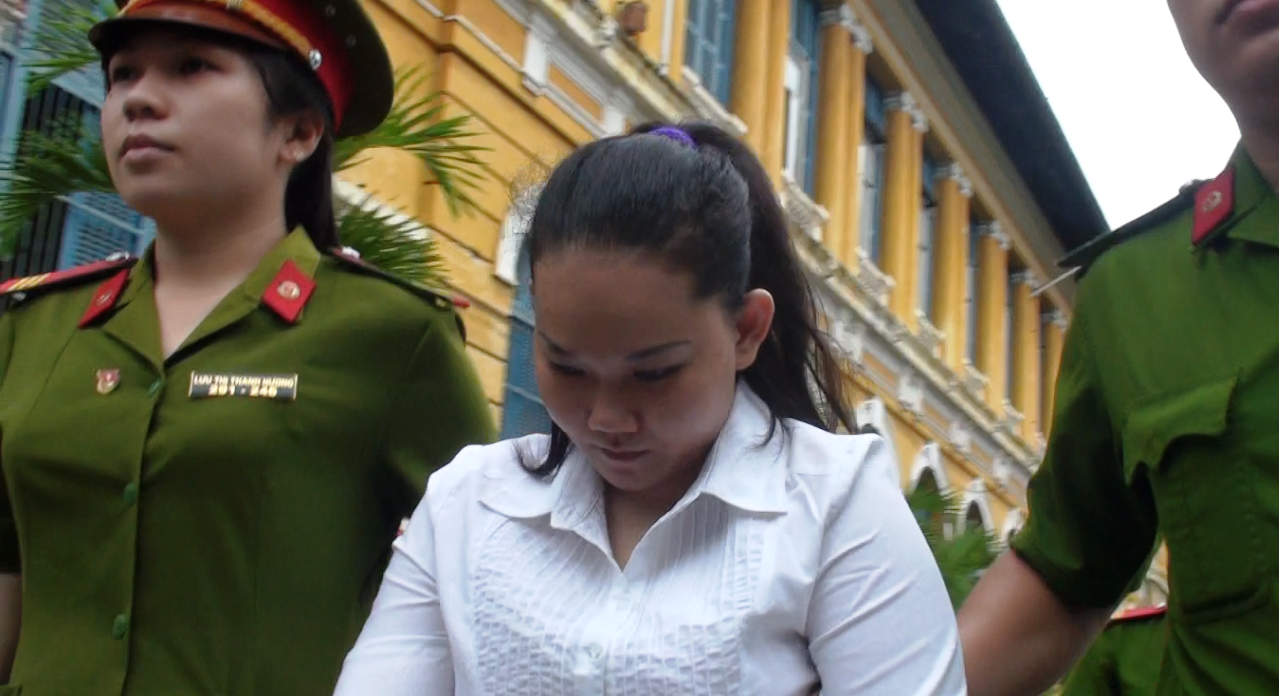 Bi cao Ho Ngoc Nho cui mat khi bi dan vao toa hinh anh