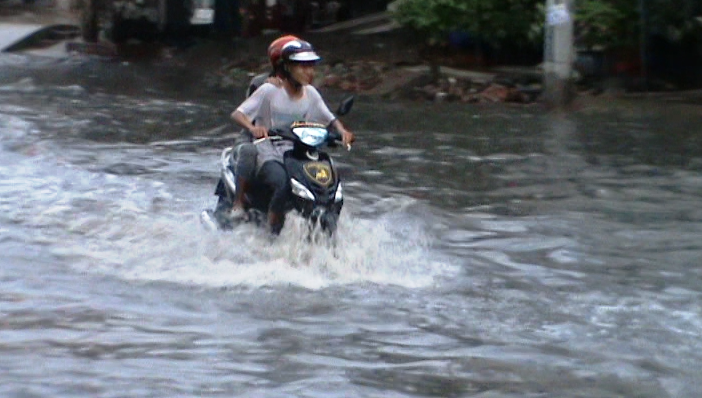 Xe co bi bom loi nuoc sau mua lon o Sai Gon hinh anh