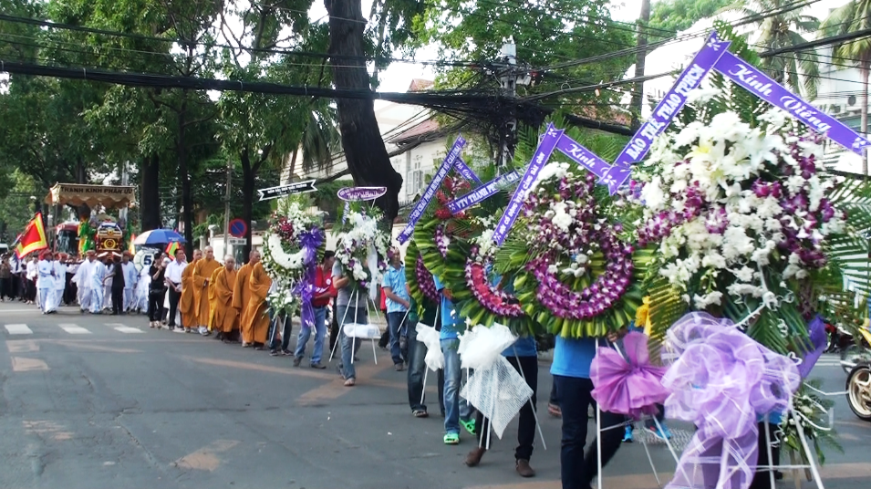 Nguoi ham mo tien dua cuu danh thu mot thoi ve voi dat me hinh anh