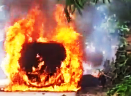 Clip oto boc chay du doi, khong ai dam vao dap lua hinh anh