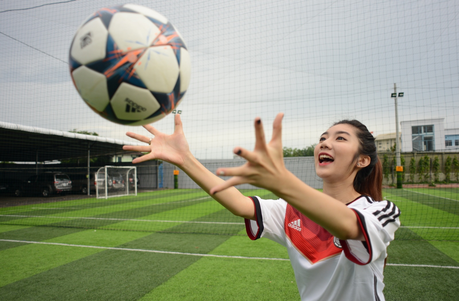 Nu sinh Nhan van lam duyen voi bong, tin tuyen Duc vo dich hinh anh